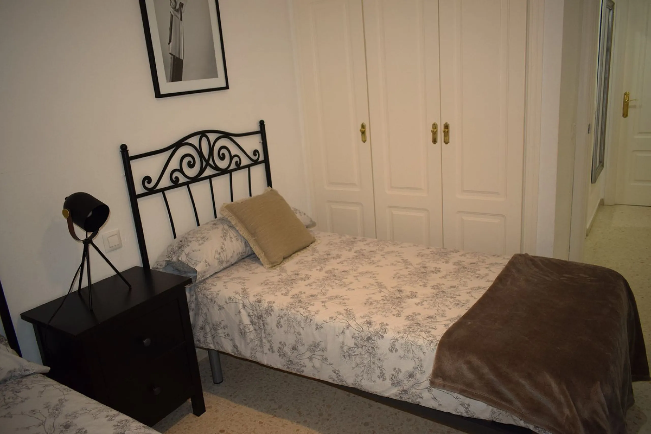 We are offering this magnificent apartment with a Tourist License for sale. It is located at Avenida La Rosaleda 21, next to the river. The apartment is fully furnished and decorated with the latest trends. It is a first-floor apartment with a south-facin