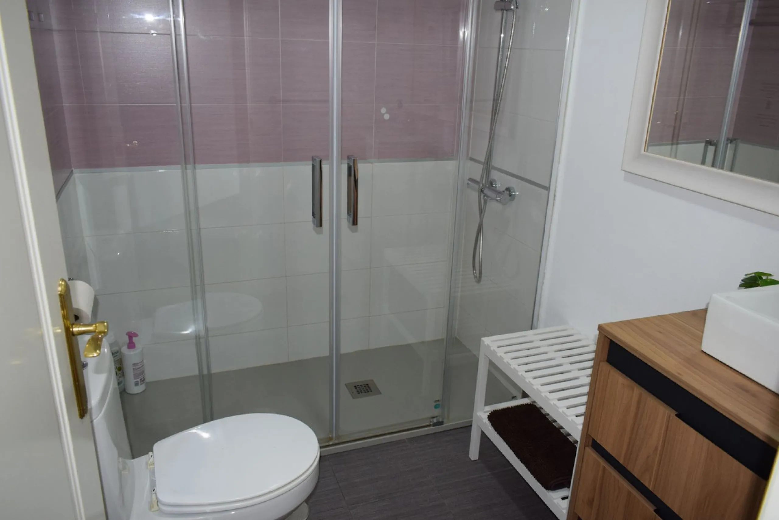 We are offering this magnificent apartment with a Tourist License for sale. It is located at Avenida La Rosaleda 21, next to the river. The apartment is fully furnished and decorated with the latest trends. It is a first-floor apartment with a south-facin