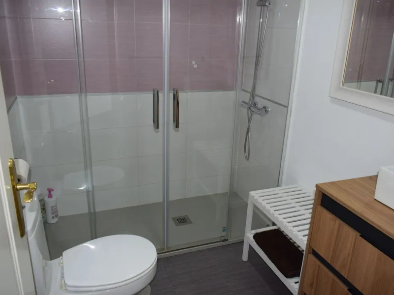 We are offering this magnificent apartment with a Tourist License for sale. It is located at Avenida La Rosaleda 21, next to the river. The apartment is fully furnished and decorated with the latest trends. It is a first-floor apartment with a south-facin