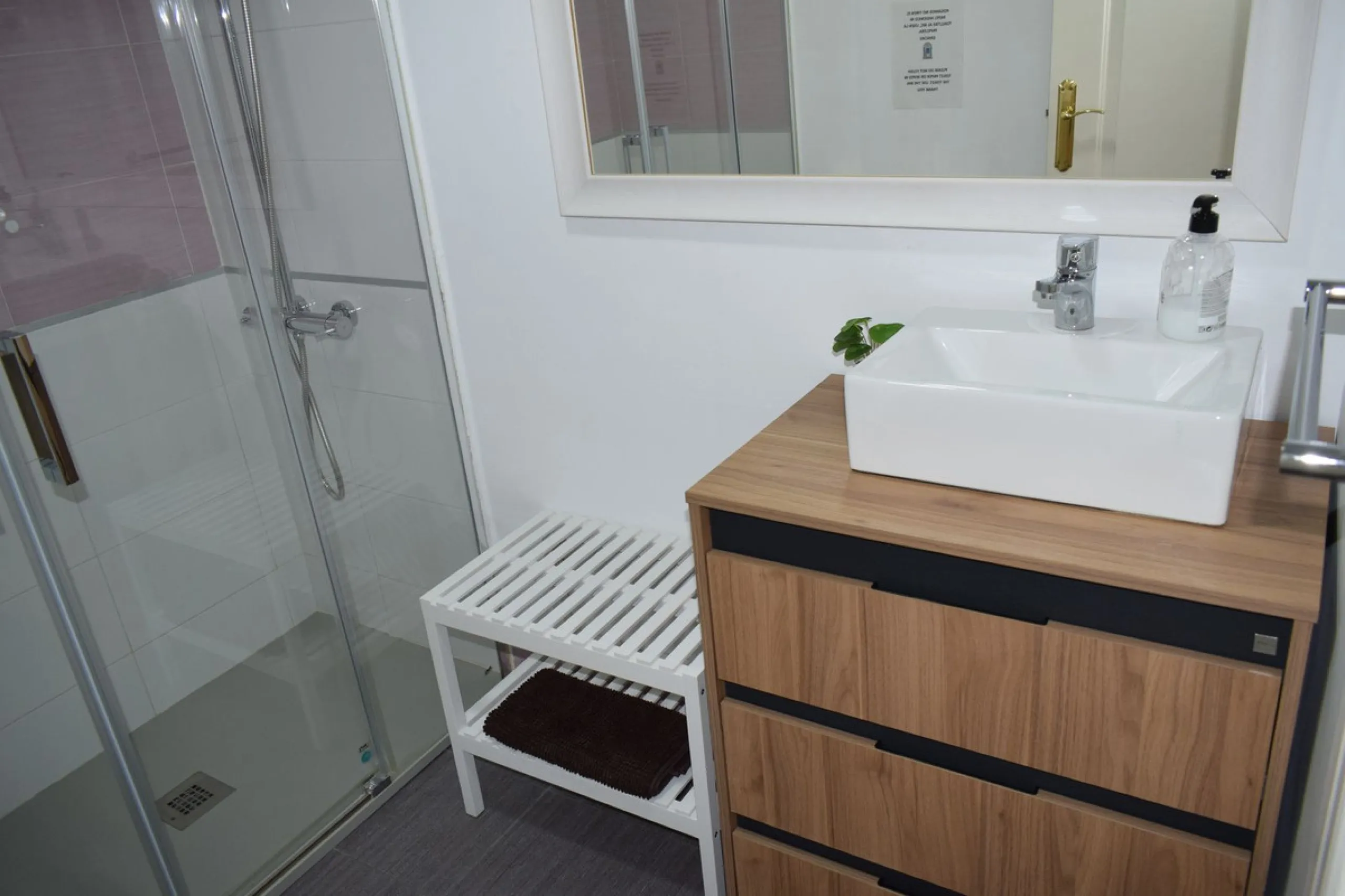 We are offering this magnificent apartment with a Tourist License for sale. It is located at Avenida La Rosaleda 21, next to the river. The apartment is fully furnished and decorated with the latest trends. It is a first-floor apartment with a south-facin