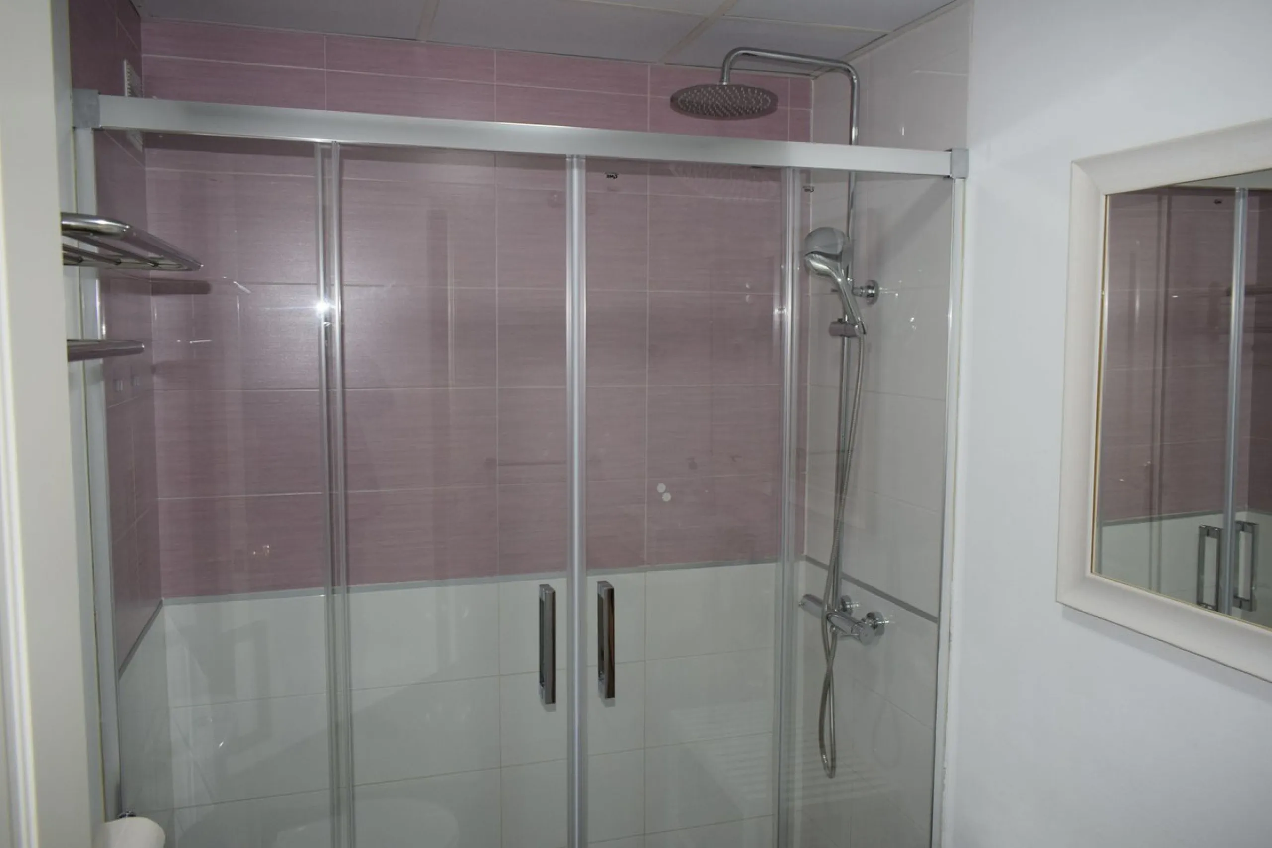We are offering this magnificent apartment with a Tourist License for sale. It is located at Avenida La Rosaleda 21, next to the river. The apartment is fully furnished and decorated with the latest trends. It is a first-floor apartment with a south-facin