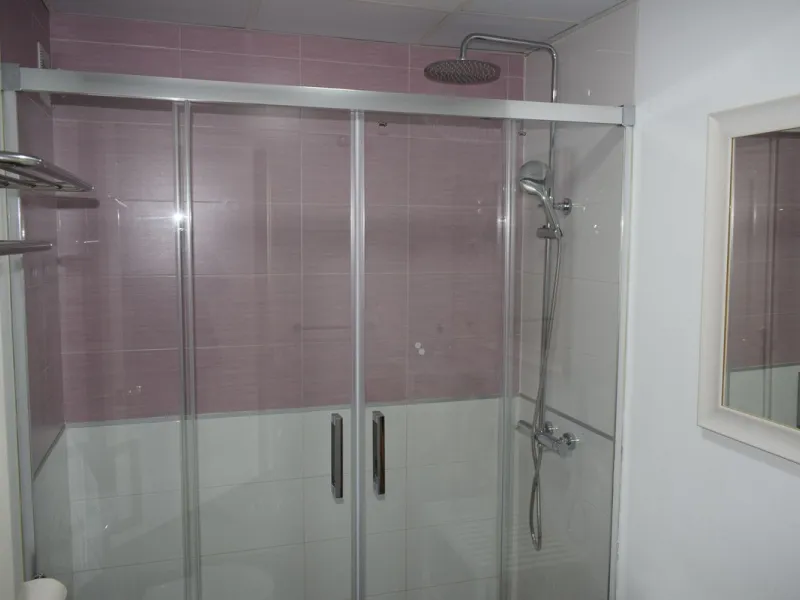 We are offering this magnificent apartment with a Tourist License for sale. It is located at Avenida La Rosaleda 21, next to the river. The apartment is fully furnished and decorated with the latest trends. It is a first-floor apartment with a south-facin