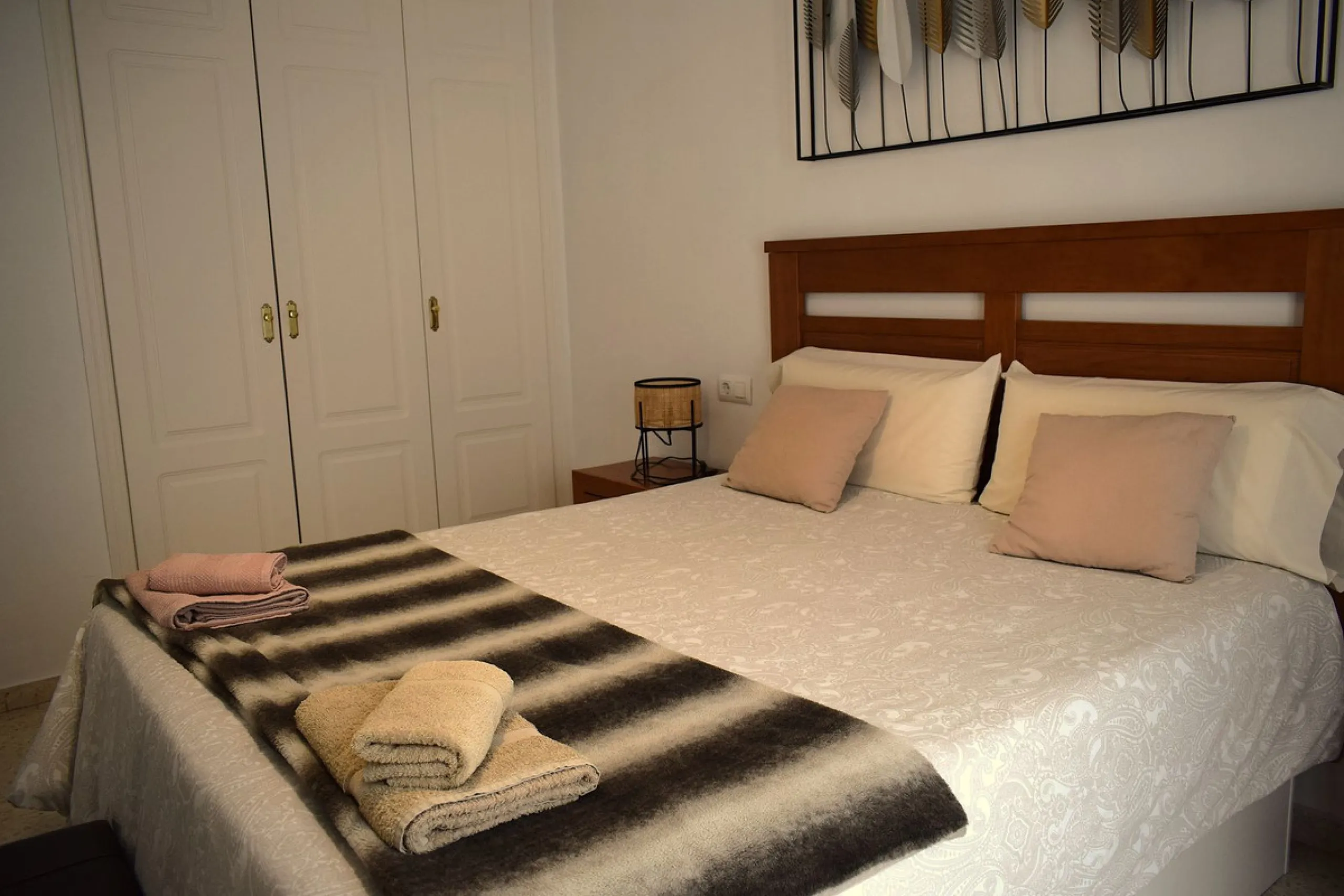 We are offering this magnificent apartment with a Tourist License for sale. It is located at Avenida La Rosaleda 21, next to the river. The apartment is fully furnished and decorated with the latest trends. It is a first-floor apartment with a south-facin