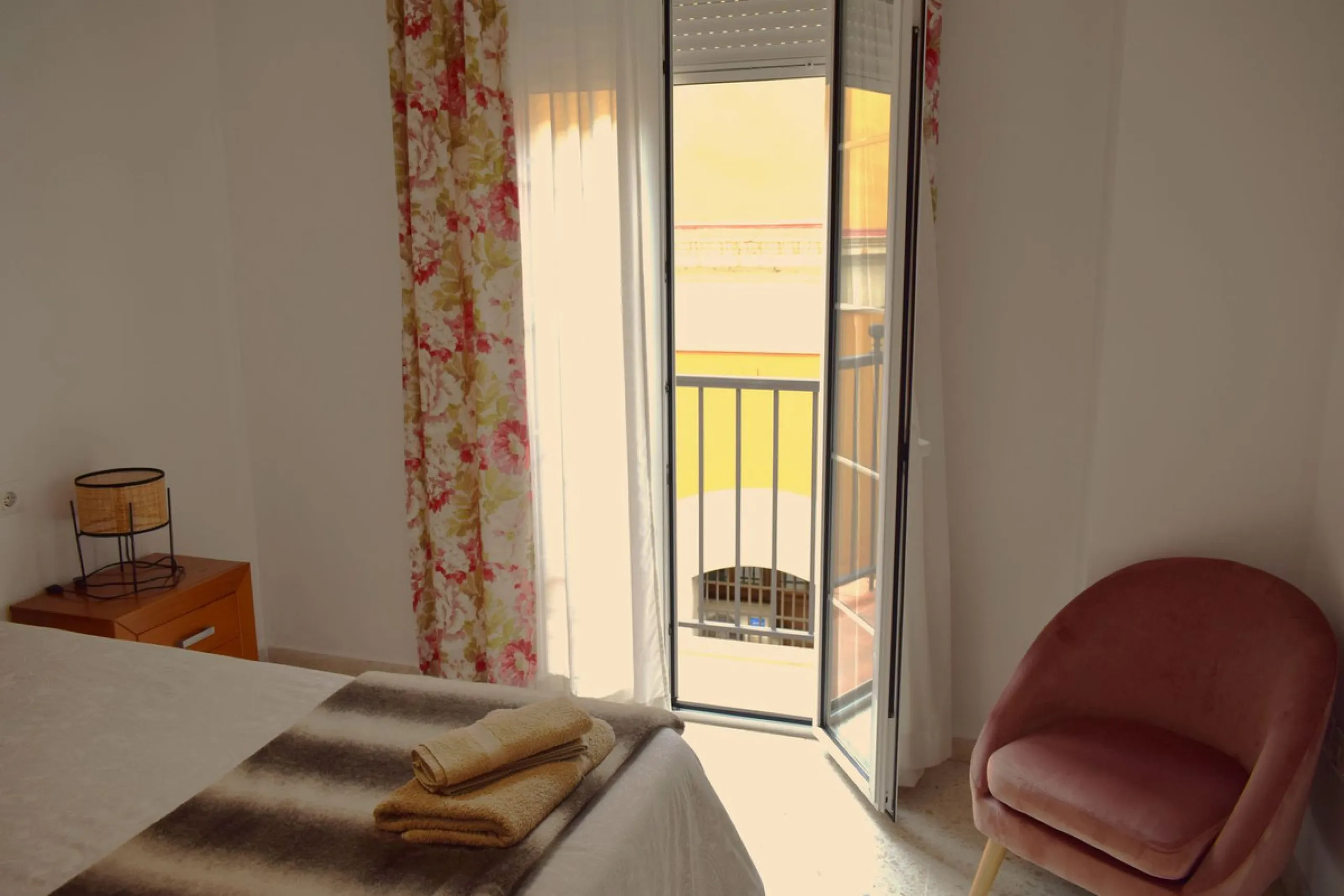We are offering this magnificent apartment with a Tourist License for sale. It is located at Avenida La Rosaleda 21, next to the river. The apartment is fully furnished and decorated with the latest trends. It is a first-floor apartment with a south-facin