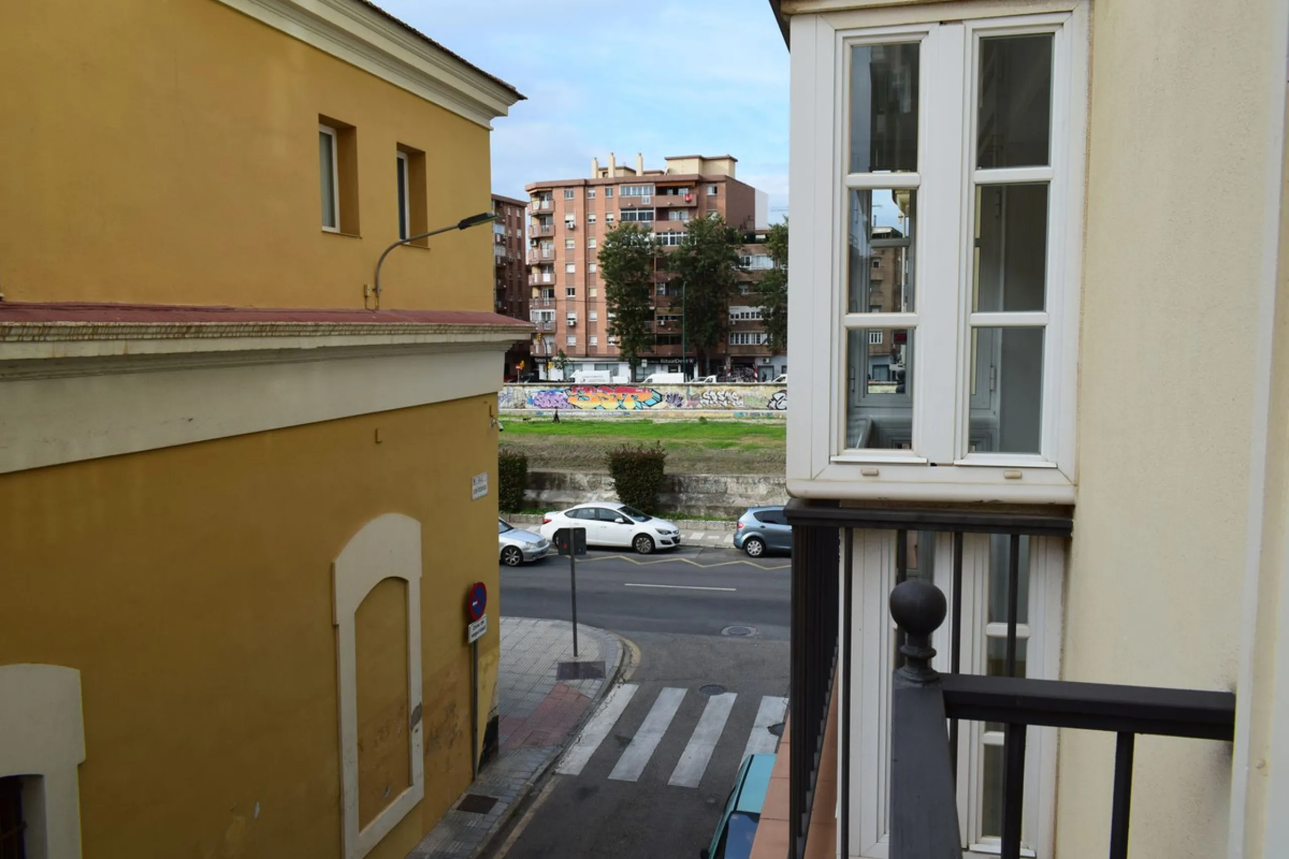 We are offering this magnificent apartment with a Tourist License for sale. It is located at Avenida La Rosaleda 21, next to the river. The apartment is fully furnished and decorated with the latest trends. It is a first-floor apartment with a south-facin