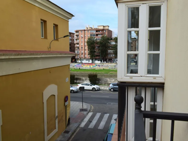We are offering this magnificent apartment with a Tourist License for sale. It is located at Avenida La Rosaleda 21, next to the river. The apartment is fully furnished and decorated with the latest trends. It is a first-floor apartment with a south-facin