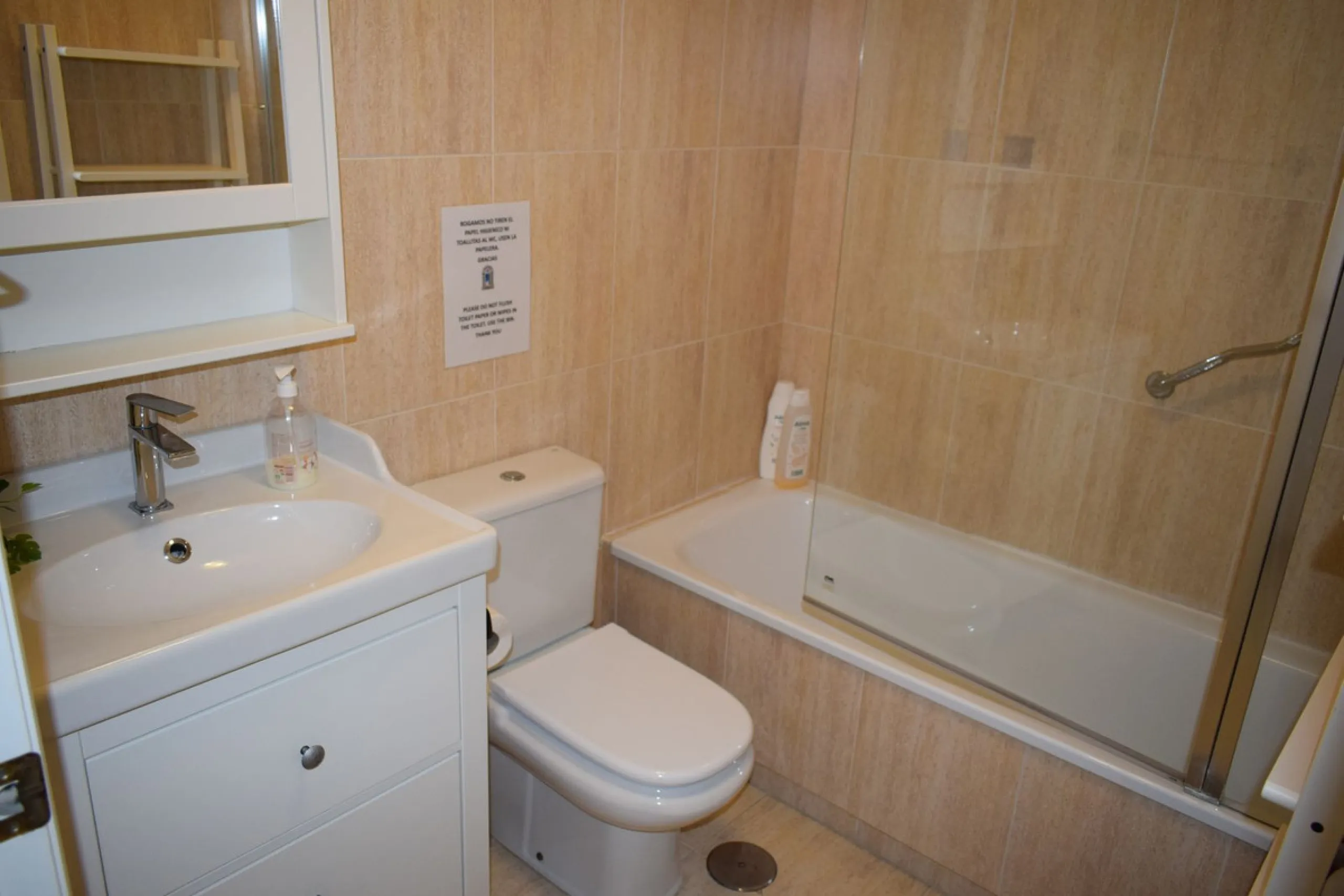 We are offering this magnificent apartment with a Tourist License for sale. It is located at Avenida La Rosaleda 21, next to the river. The apartment is fully furnished and decorated with the latest trends. It is a first-floor apartment with a south-facin