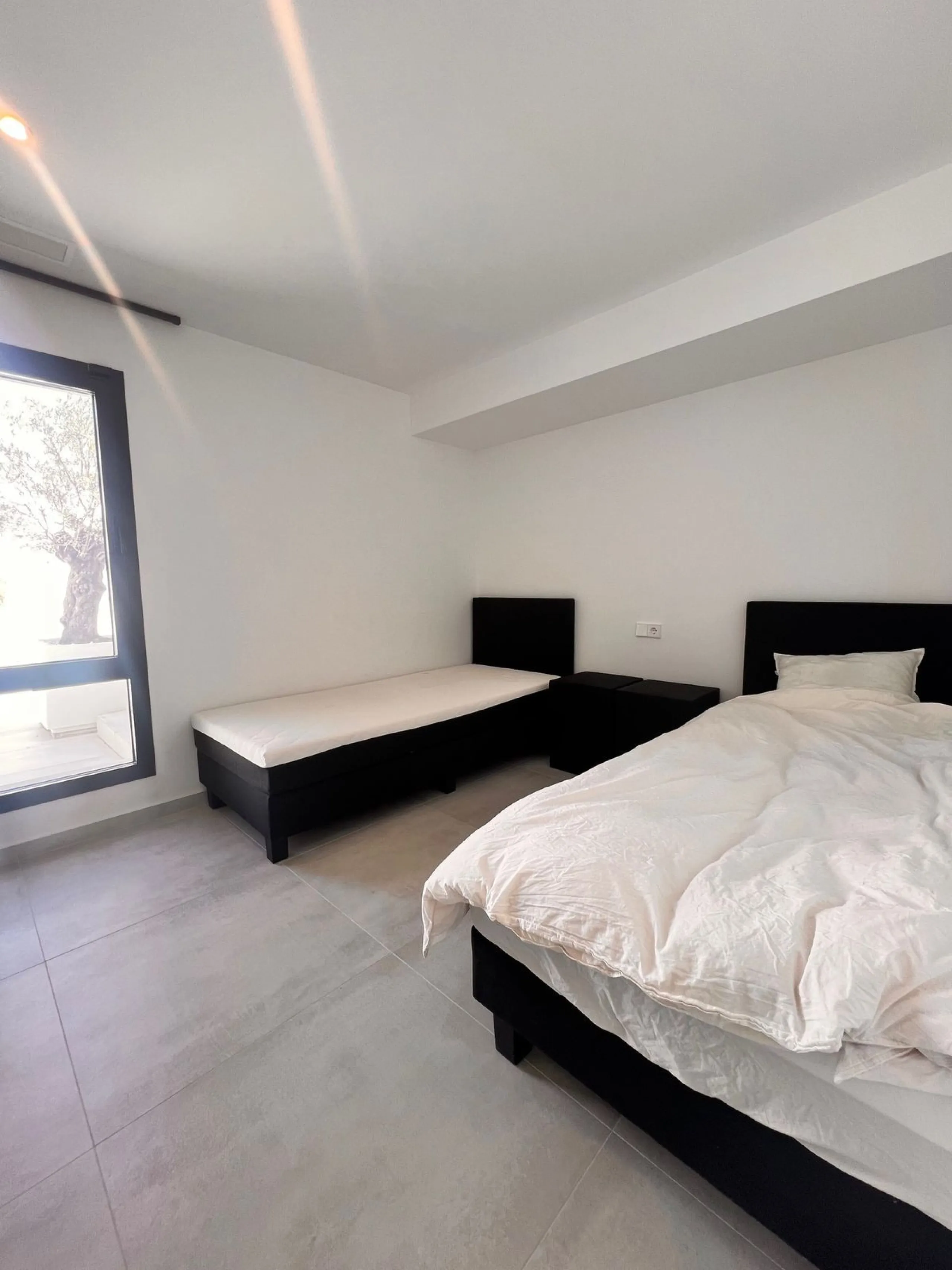 In an exceptional location, just 280 metres from the sea and the new El Chaparral promenade, you will find this impressive modern villa with truly fantastic panoramic sea views – a rarity at such a short distance from the coast.