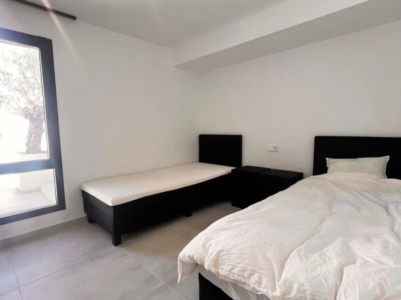 In an exceptional location, just 280 metres from the sea and the new El Chaparral promenade, you will find this impressive modern villa with truly fantastic panoramic sea views – a rarity at such a short distance from the coast.