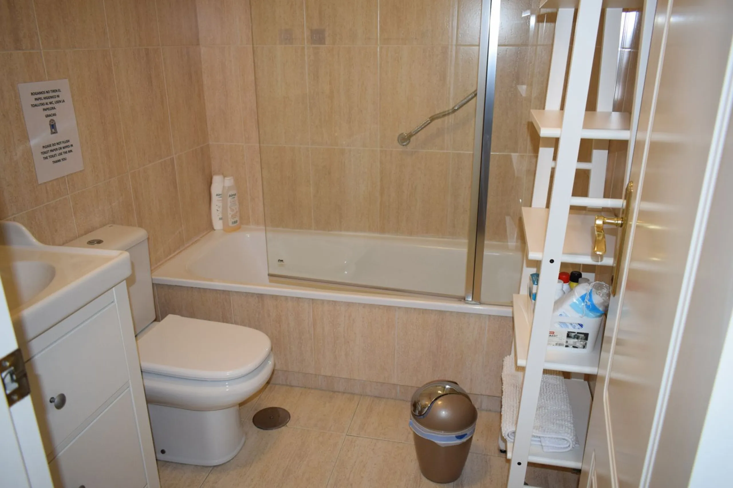 We are offering this magnificent apartment with a Tourist License for sale. It is located at Avenida La Rosaleda 21, next to the river. The apartment is fully furnished and decorated with the latest trends. It is a first-floor apartment with a south-facin