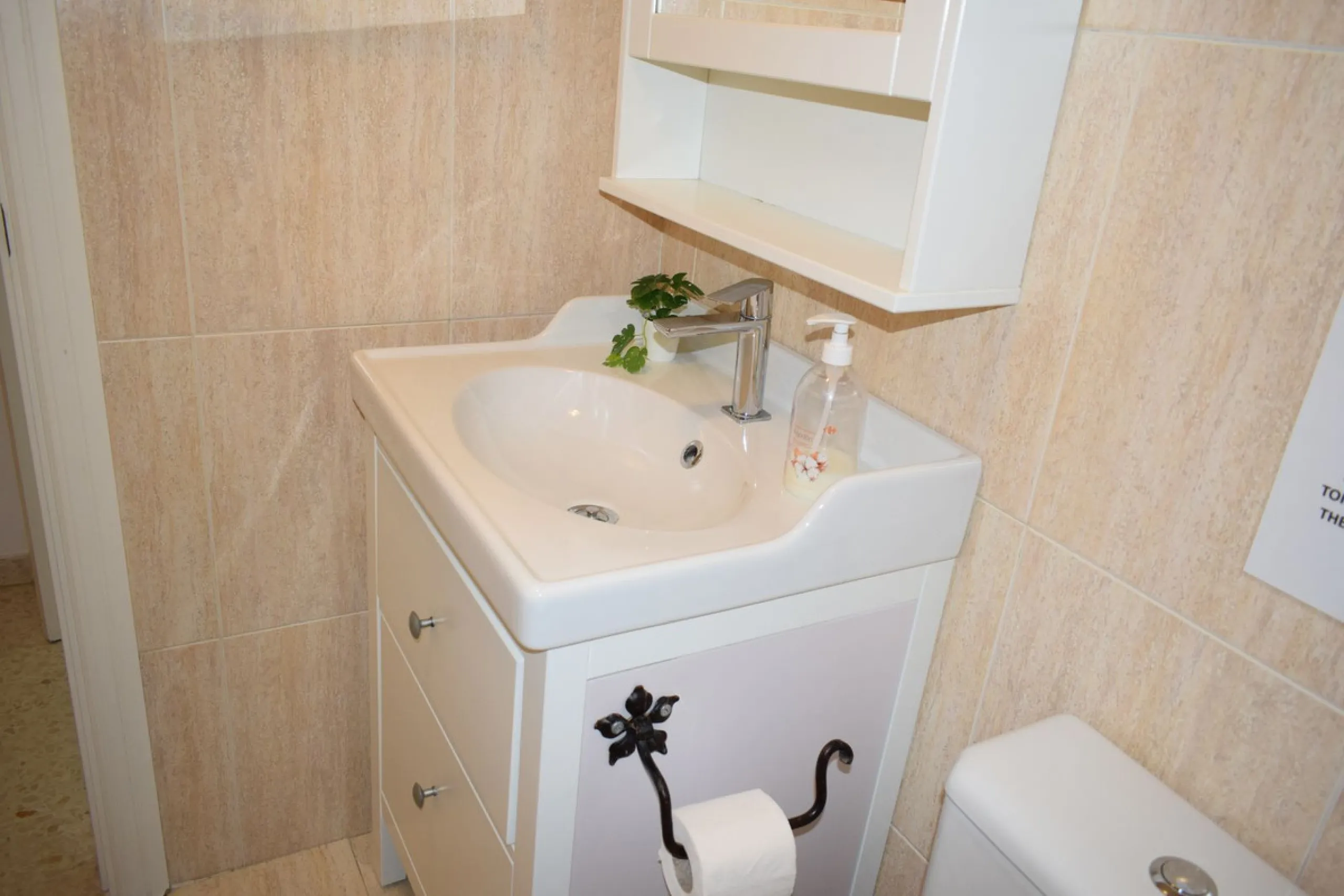 We are offering this magnificent apartment with a Tourist License for sale. It is located at Avenida La Rosaleda 21, next to the river. The apartment is fully furnished and decorated with the latest trends. It is a first-floor apartment with a south-facin