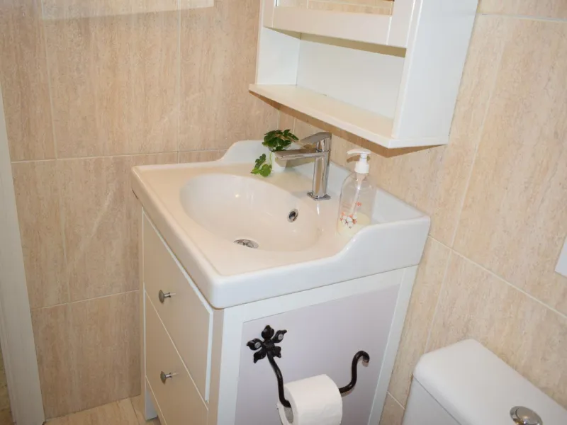 We are offering this magnificent apartment with a Tourist License for sale. It is located at Avenida La Rosaleda 21, next to the river. The apartment is fully furnished and decorated with the latest trends. It is a first-floor apartment with a south-facin