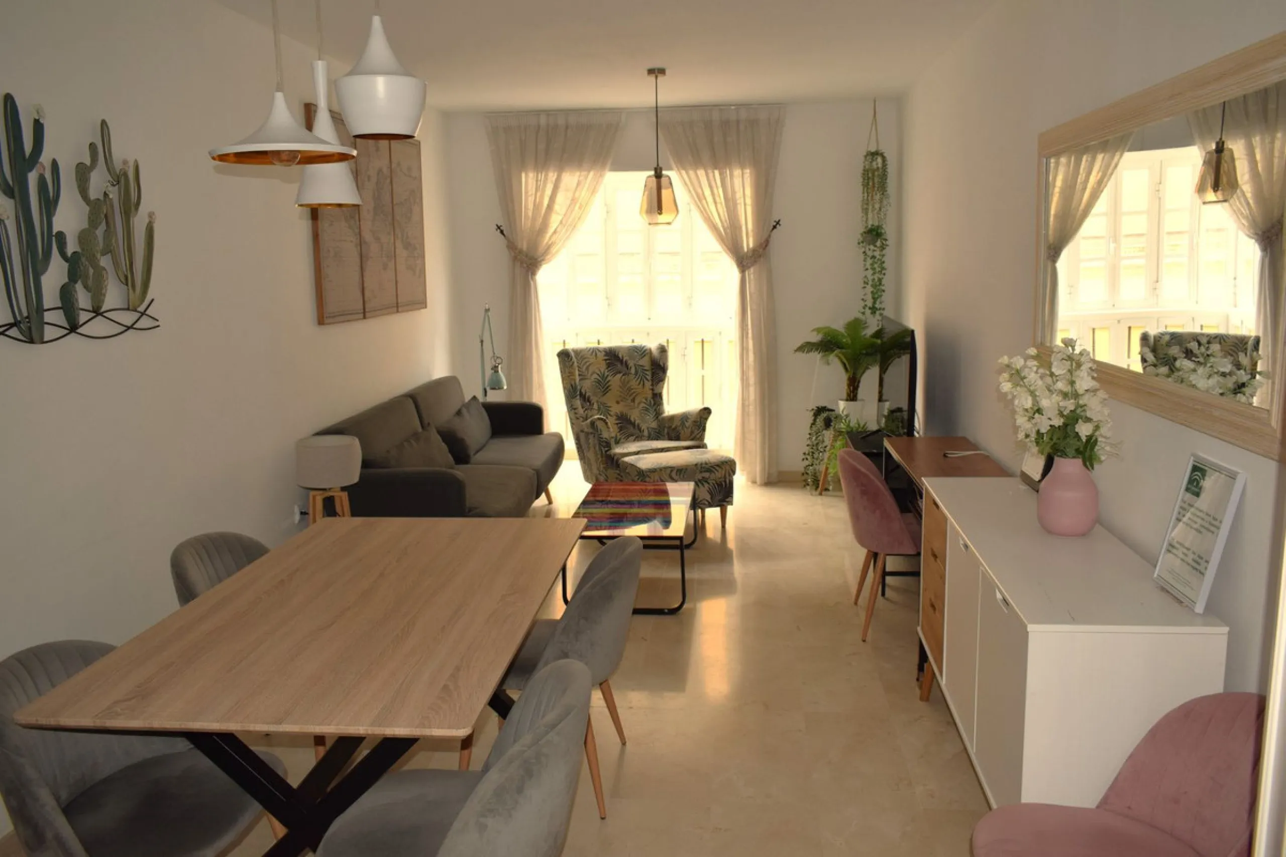 We are offering this magnificent apartment with a Tourist License for sale. It is located at Avenida La Rosaleda 21, next to the river. The apartment is fully furnished and decorated with the latest trends. It is a first-floor apartment with a south-facin