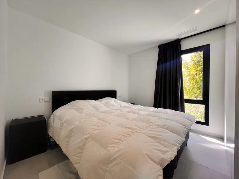 In an exceptional location, just 280 metres from the sea and the new El Chaparral promenade, you will find this impressive modern villa with truly fantastic panoramic sea views – a rarity at such a short distance from the coast.