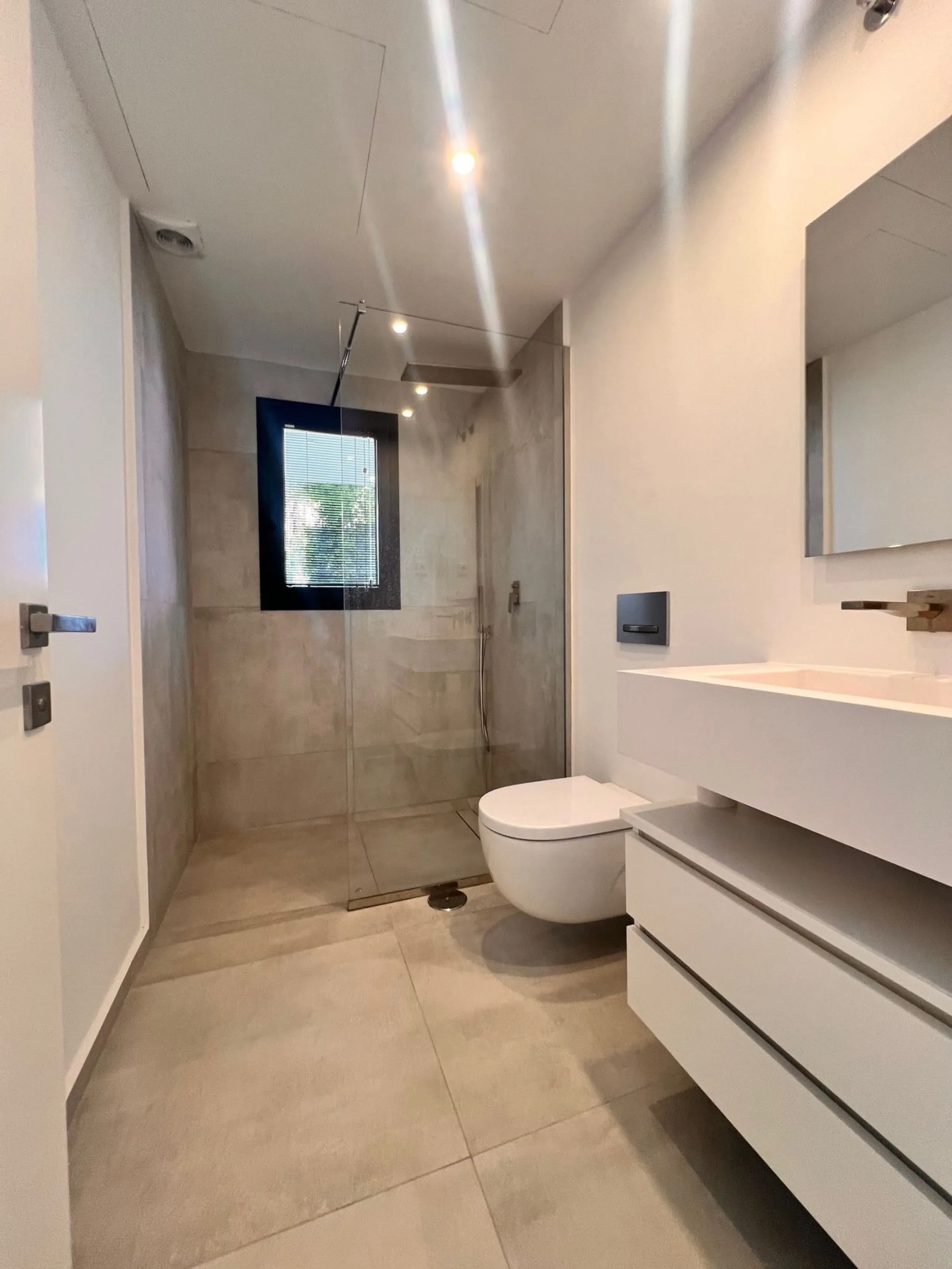 In an exceptional location, just 280 metres from the sea and the new El Chaparral promenade, you will find this impressive modern villa with truly fantastic panoramic sea views – a rarity at such a short distance from the coast.