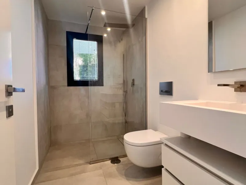 In an exceptional location, just 280 metres from the sea and the new El Chaparral promenade, you will find this impressive modern villa with truly fantastic panoramic sea views – a rarity at such a short distance from the coast.