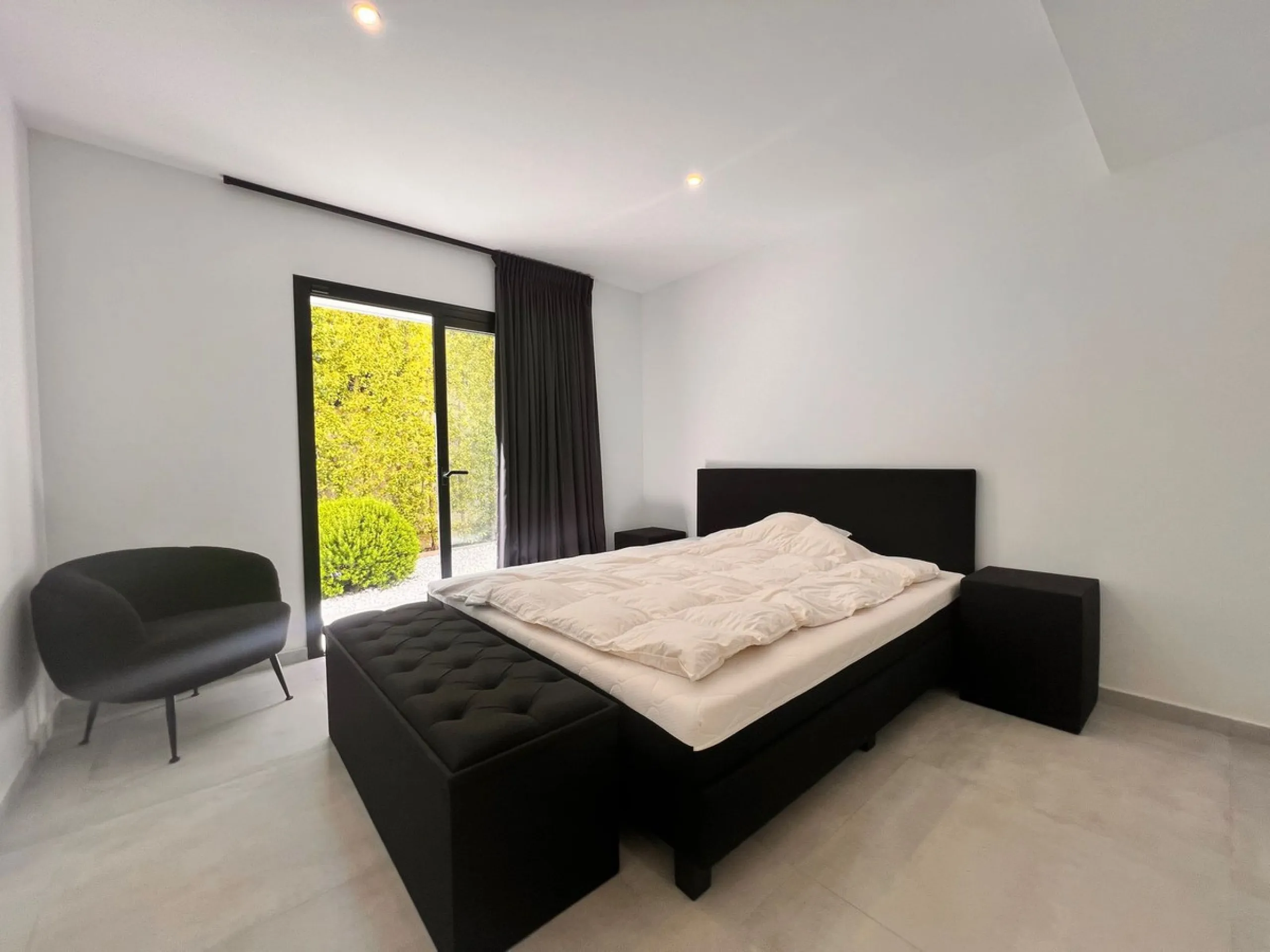 In an exceptional location, just 280 metres from the sea and the new El Chaparral promenade, you will find this impressive modern villa with truly fantastic panoramic sea views – a rarity at such a short distance from the coast.