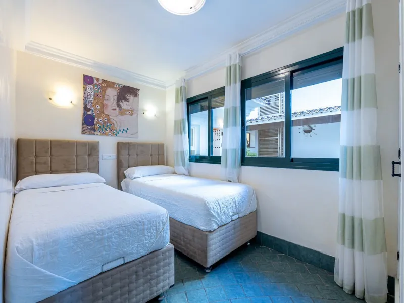 Hotel for Sale in Torremolinos – Seafront Location with 8 Apartments and Commercial Premises