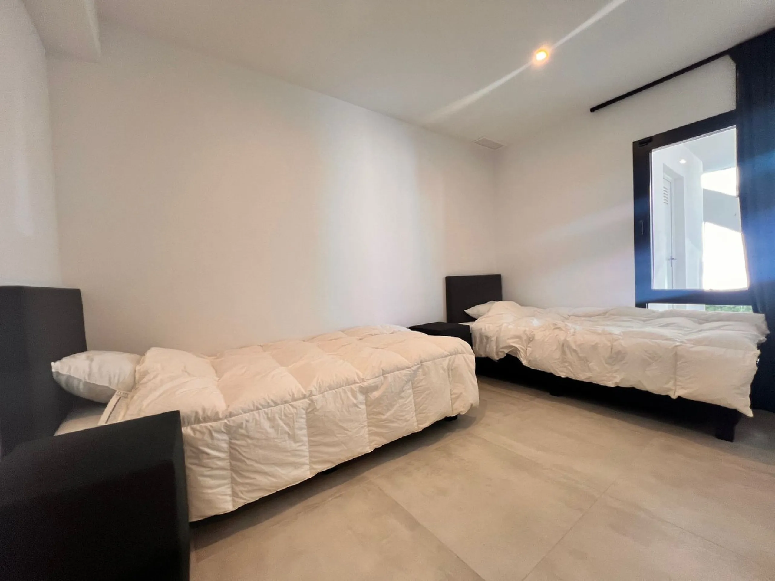 In an exceptional location, just 280 metres from the sea and the new El Chaparral promenade, you will find this impressive modern villa with truly fantastic panoramic sea views – a rarity at such a short distance from the coast.