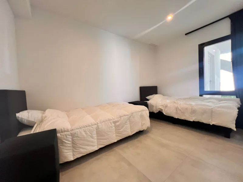In an exceptional location, just 280 metres from the sea and the new El Chaparral promenade, you will find this impressive modern villa with truly fantastic panoramic sea views – a rarity at such a short distance from the coast.