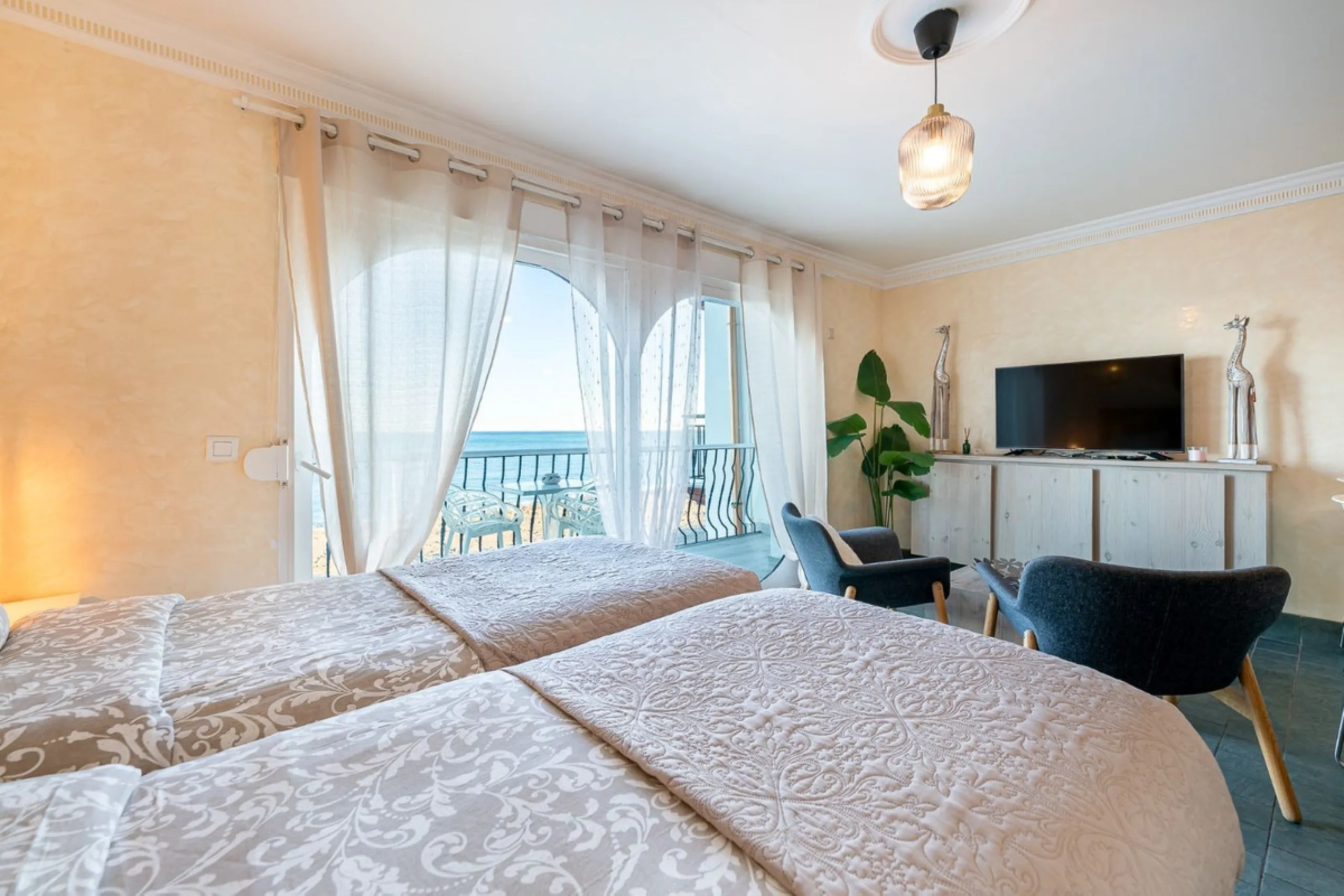 Hotel for Sale in Torremolinos – Seafront Location with 8 Apartments and Commercial Premises