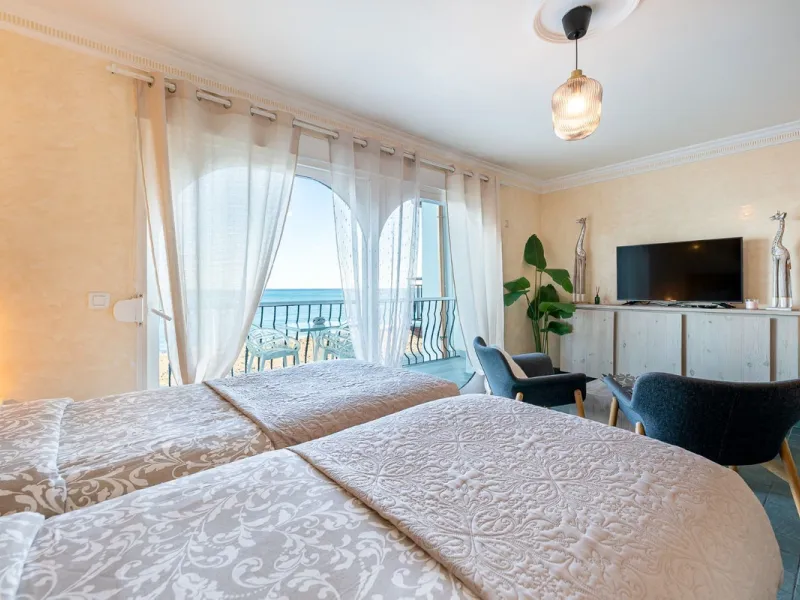 Hotel for Sale in Torremolinos – Seafront Location with 8 Apartments and Commercial Premises