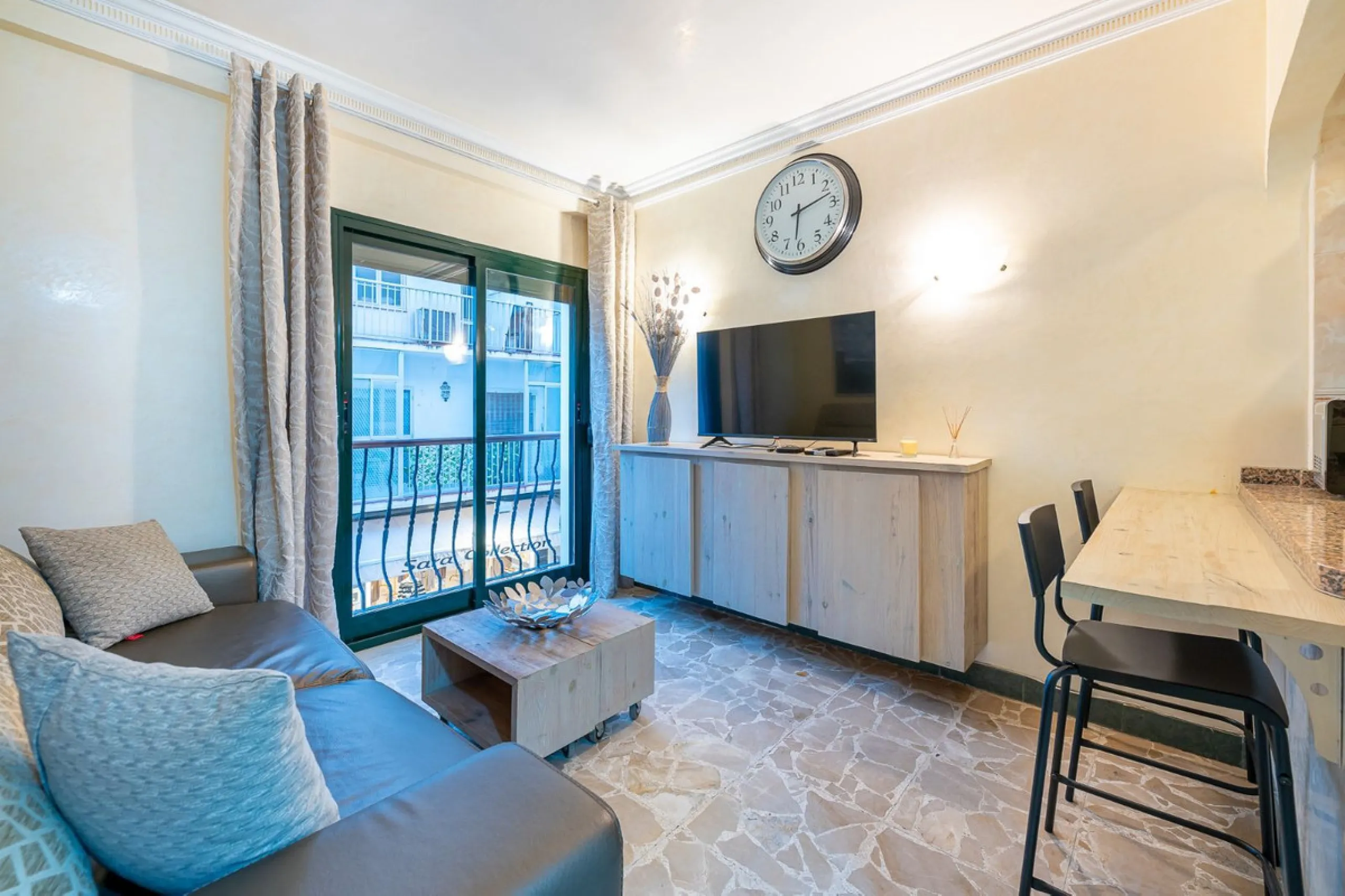 Hotel for Sale in Torremolinos – Seafront Location with 8 Apartments and Commercial Premises
