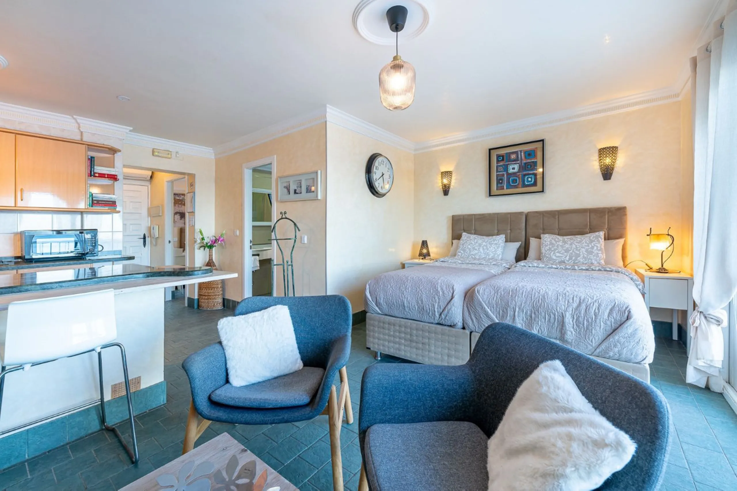 Hotel for Sale in Torremolinos – Seafront Location with 8 Apartments and Commercial Premises