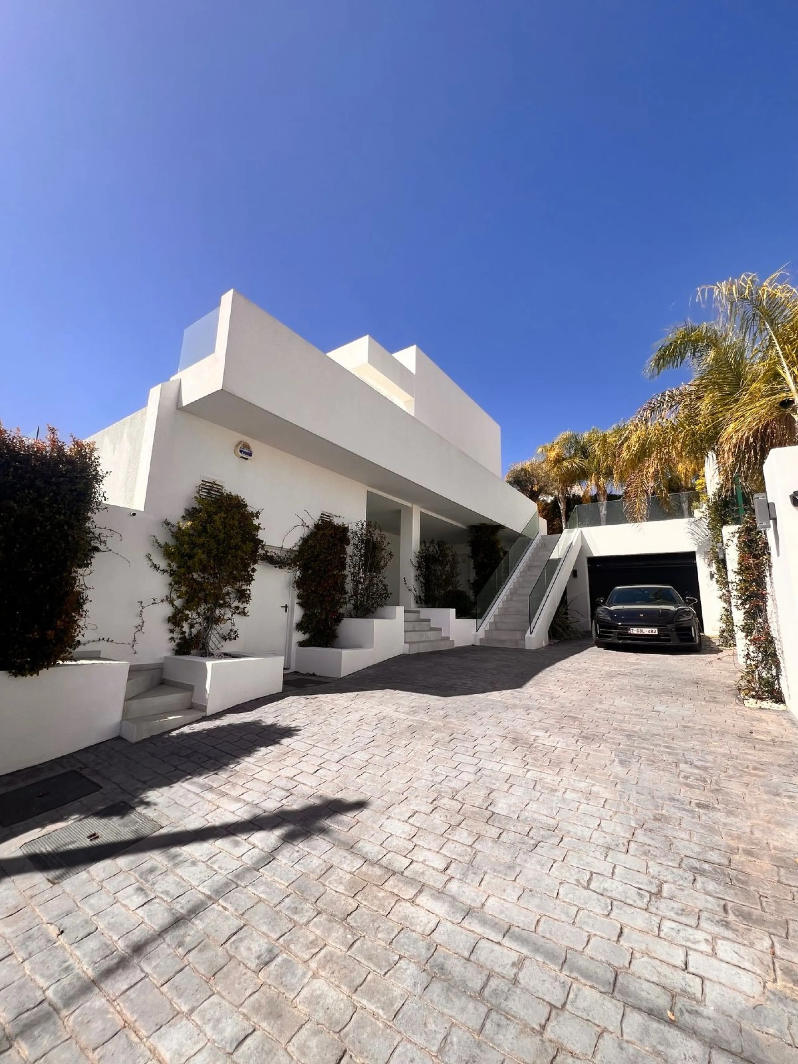 In an exceptional location, just 280 metres from the sea and the new El Chaparral promenade, you will find this impressive modern villa with truly fantastic panoramic sea views – a rarity at such a short distance from the coast.