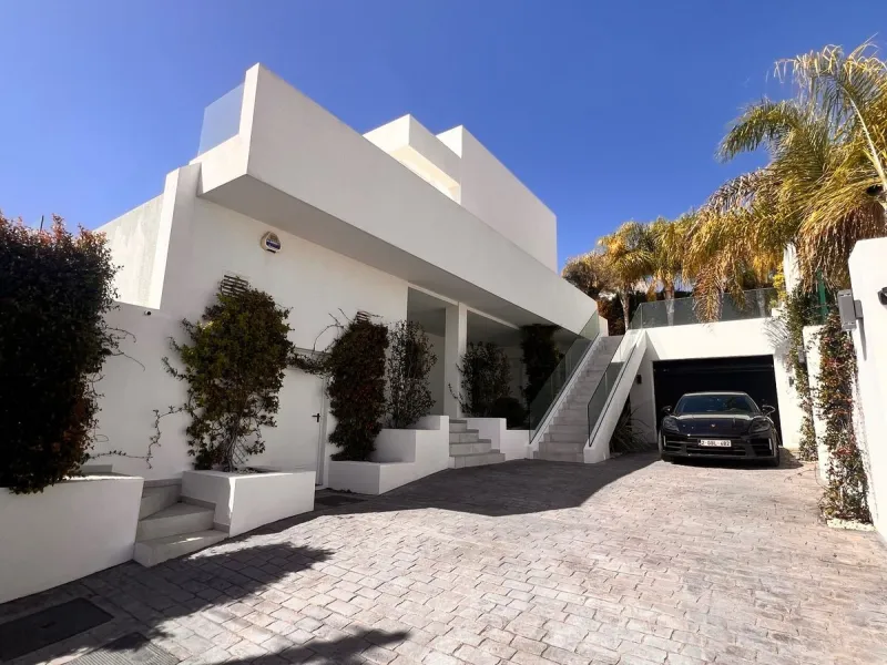 In an exceptional location, just 280 metres from the sea and the new El Chaparral promenade, you will find this impressive modern villa with truly fantastic panoramic sea views – a rarity at such a short distance from the coast.