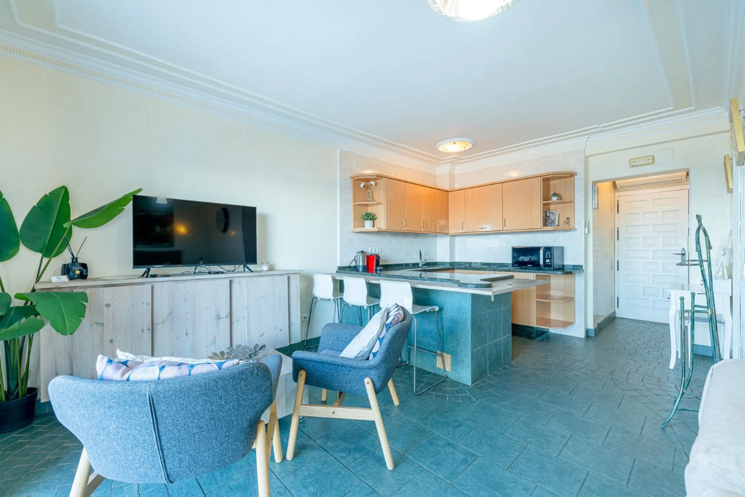 Hotel for Sale in Torremolinos – Seafront Location with 8 Apartments and Commercial Premises