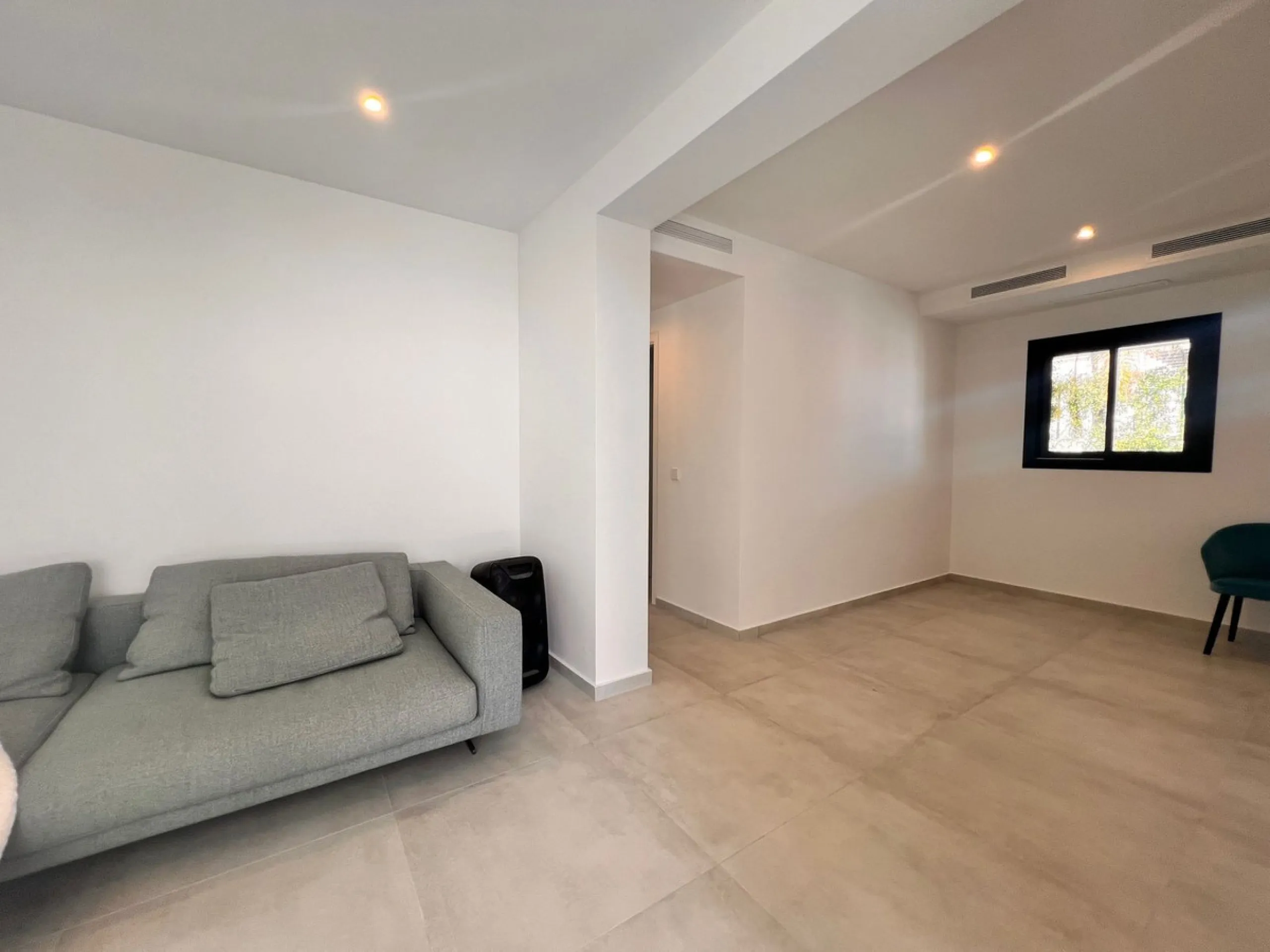 In an exceptional location, just 280 metres from the sea and the new El Chaparral promenade, you will find this impressive modern villa with truly fantastic panoramic sea views – a rarity at such a short distance from the coast.