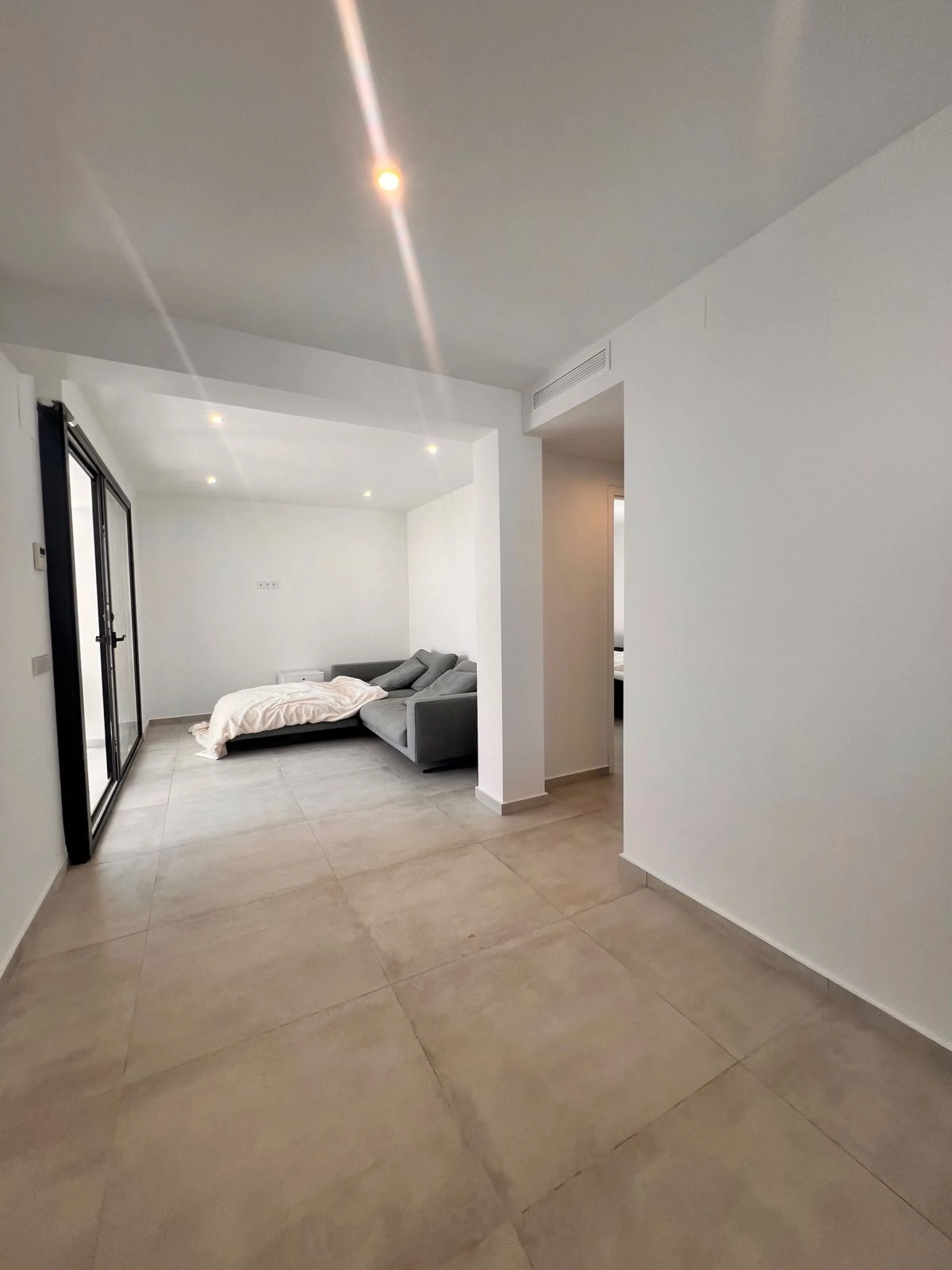 In an exceptional location, just 280 metres from the sea and the new El Chaparral promenade, you will find this impressive modern villa with truly fantastic panoramic sea views – a rarity at such a short distance from the coast.