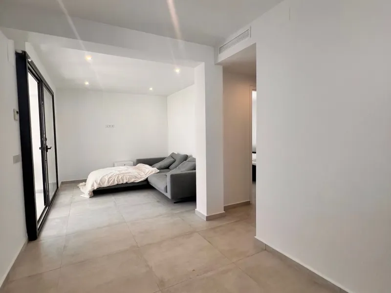 In an exceptional location, just 280 metres from the sea and the new El Chaparral promenade, you will find this impressive modern villa with truly fantastic panoramic sea views – a rarity at such a short distance from the coast.