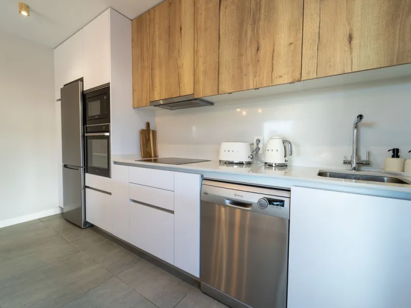 Significant price reduction from 690,000 euros to 649,000 euros.