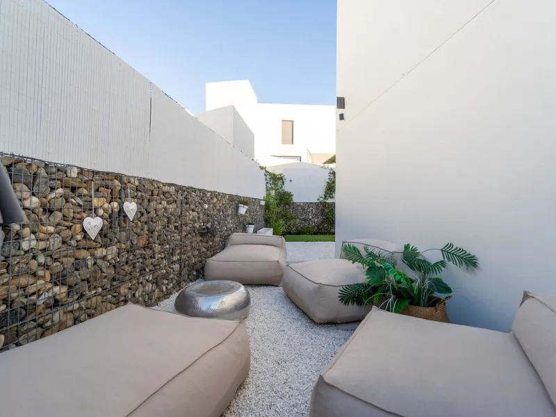 Significant price reduction from 690,000 euros to 649,000 euros.