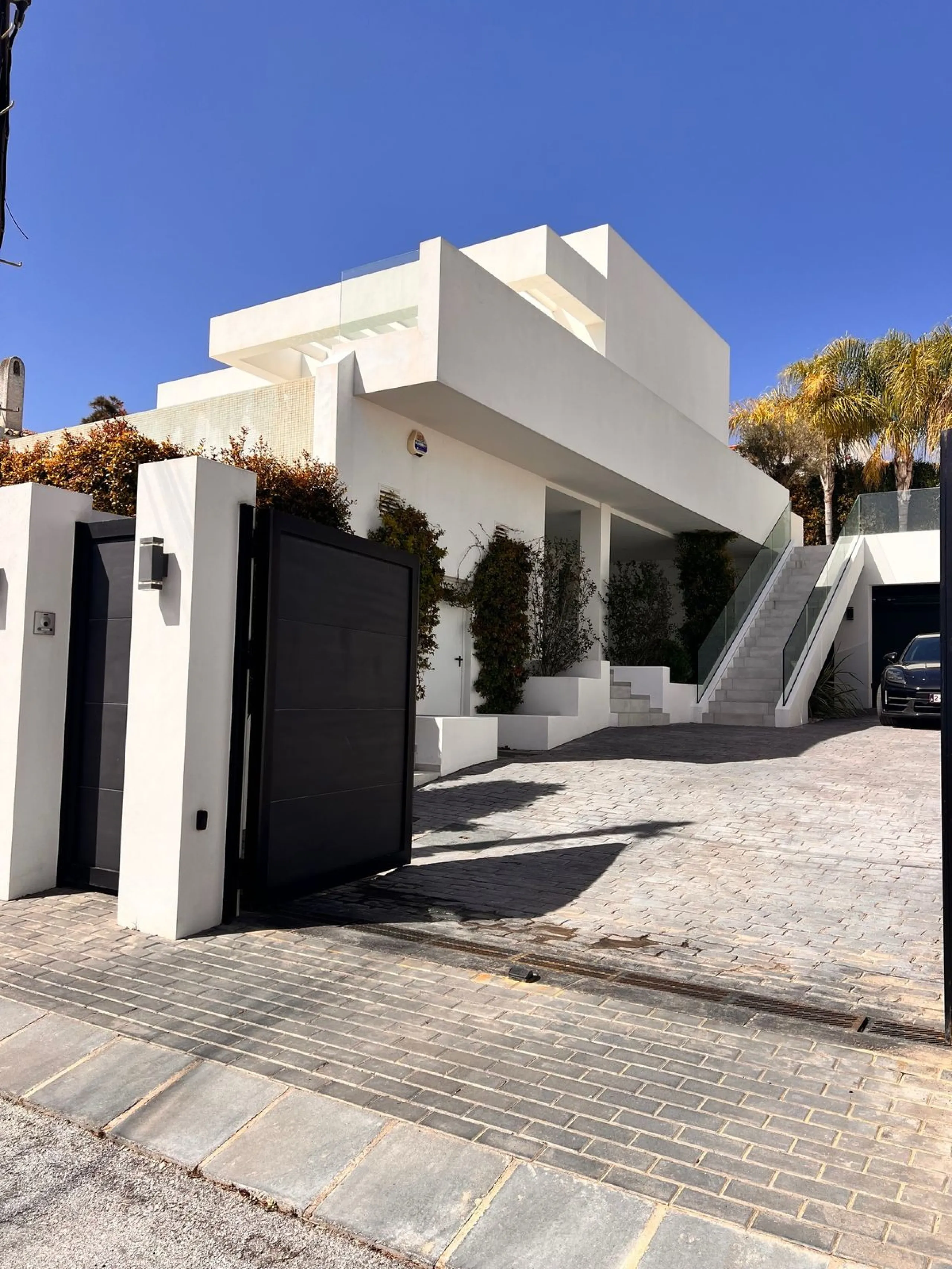 In an exceptional location, just 280 metres from the sea and the new El Chaparral promenade, you will find this impressive modern villa with truly fantastic panoramic sea views – a rarity at such a short distance from the coast.
