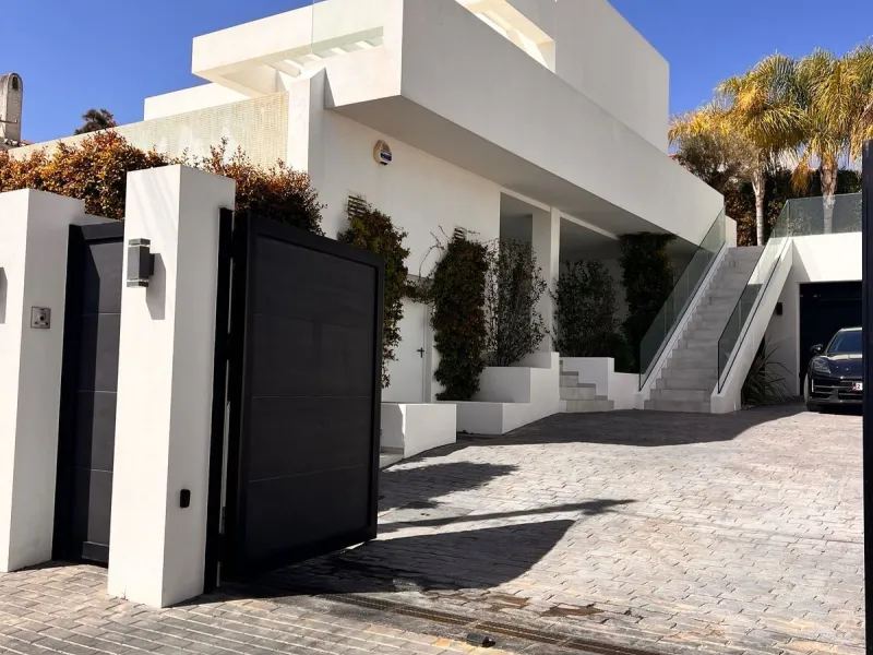 In an exceptional location, just 280 metres from the sea and the new El Chaparral promenade, you will find this impressive modern villa with truly fantastic panoramic sea views – a rarity at such a short distance from the coast.