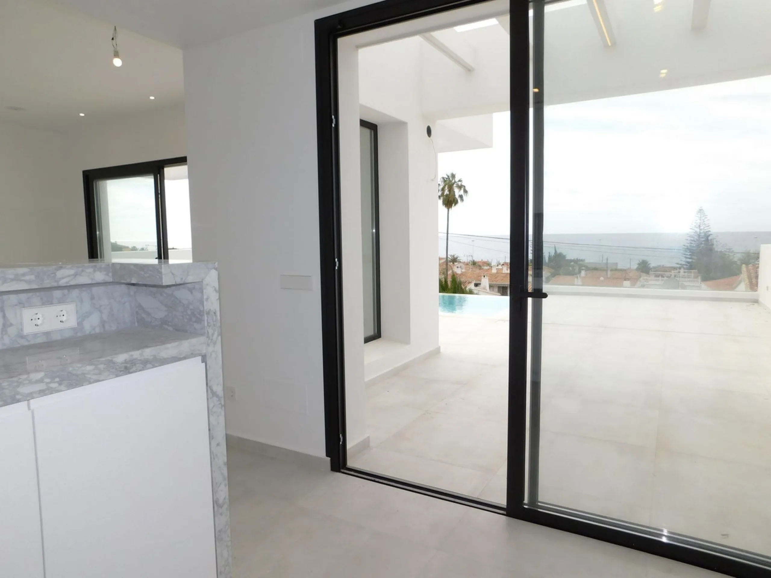 In an exceptional location, just 280 metres from the sea and the new El Chaparral promenade, you will find this impressive modern villa with truly fantastic panoramic sea views – a rarity at such a short distance from the coast.