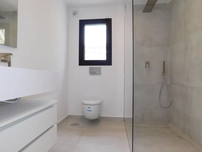 In an exceptional location, just 280 metres from the sea and the new El Chaparral promenade, you will find this impressive modern villa with truly fantastic panoramic sea views – a rarity at such a short distance from the coast.
