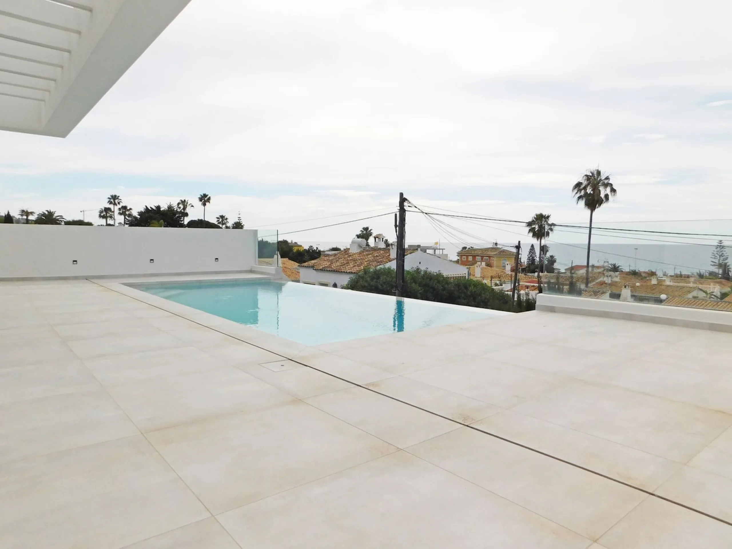 In an exceptional location, just 280 metres from the sea and the new El Chaparral promenade, you will find this impressive modern villa with truly fantastic panoramic sea views – a rarity at such a short distance from the coast.