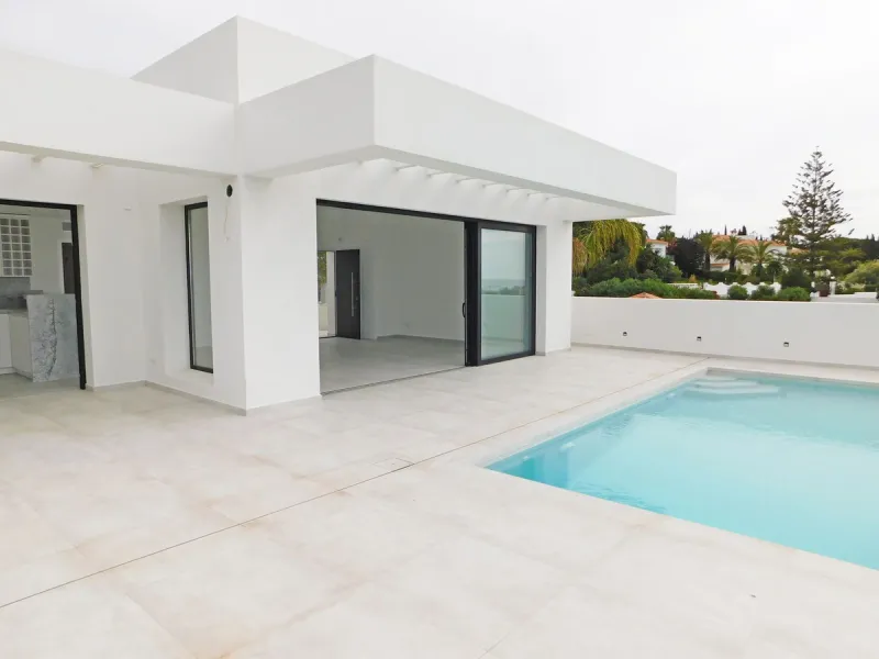 In an exceptional location, just 280 metres from the sea and the new El Chaparral promenade, you will find this impressive modern villa with truly fantastic panoramic sea views – a rarity at such a short distance from the coast.