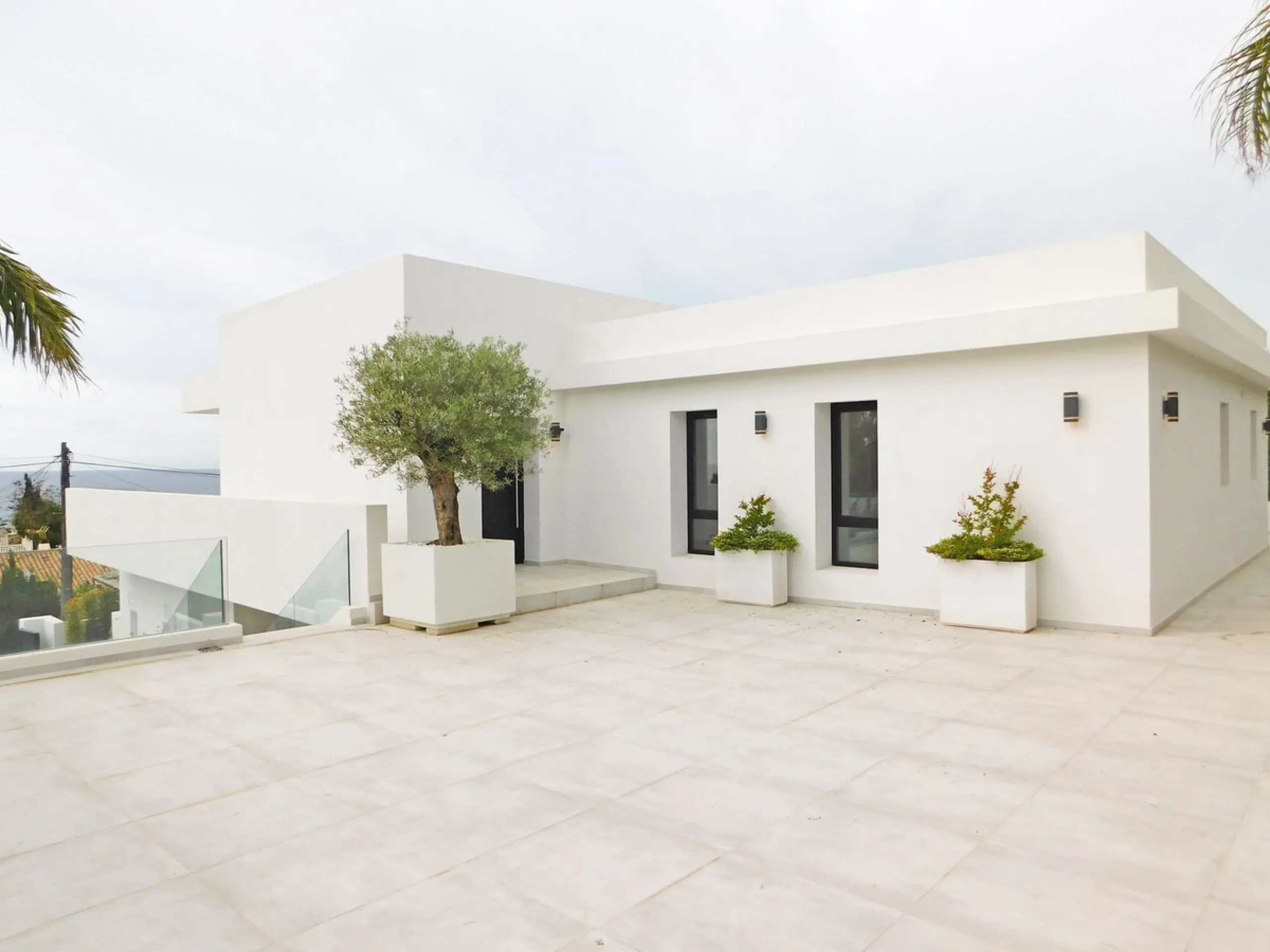 In an exceptional location, just 280 metres from the sea and the new El Chaparral promenade, you will find this impressive modern villa with truly fantastic panoramic sea views – a rarity at such a short distance from the coast.