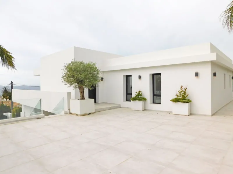 In an exceptional location, just 280 metres from the sea and the new El Chaparral promenade, you will find this impressive modern villa with truly fantastic panoramic sea views – a rarity at such a short distance from the coast.