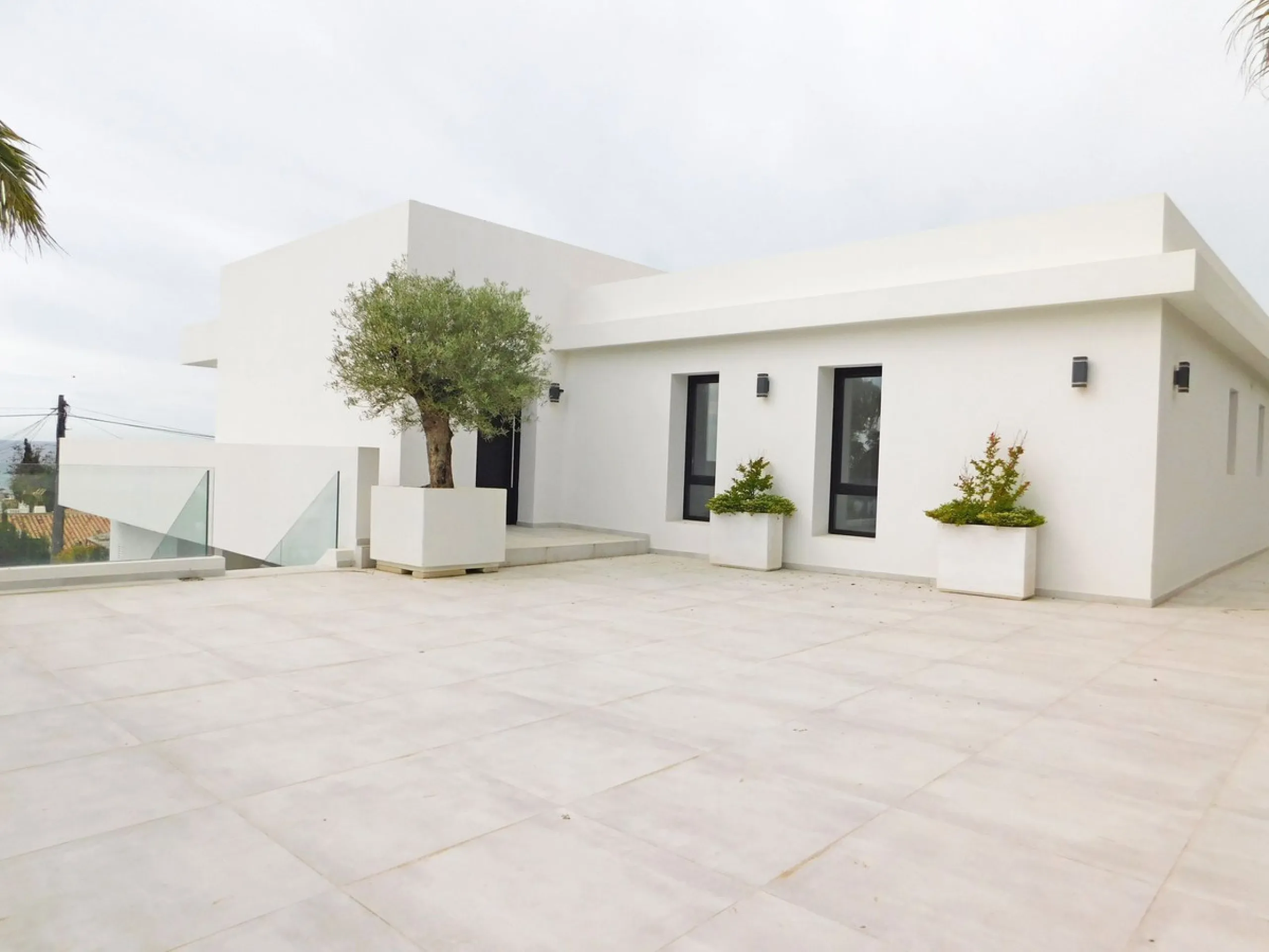 In an exceptional location, just 280 metres from the sea and the new El Chaparral promenade, you will find this impressive modern villa with truly fantastic panoramic sea views – a rarity at such a short distance from the coast.