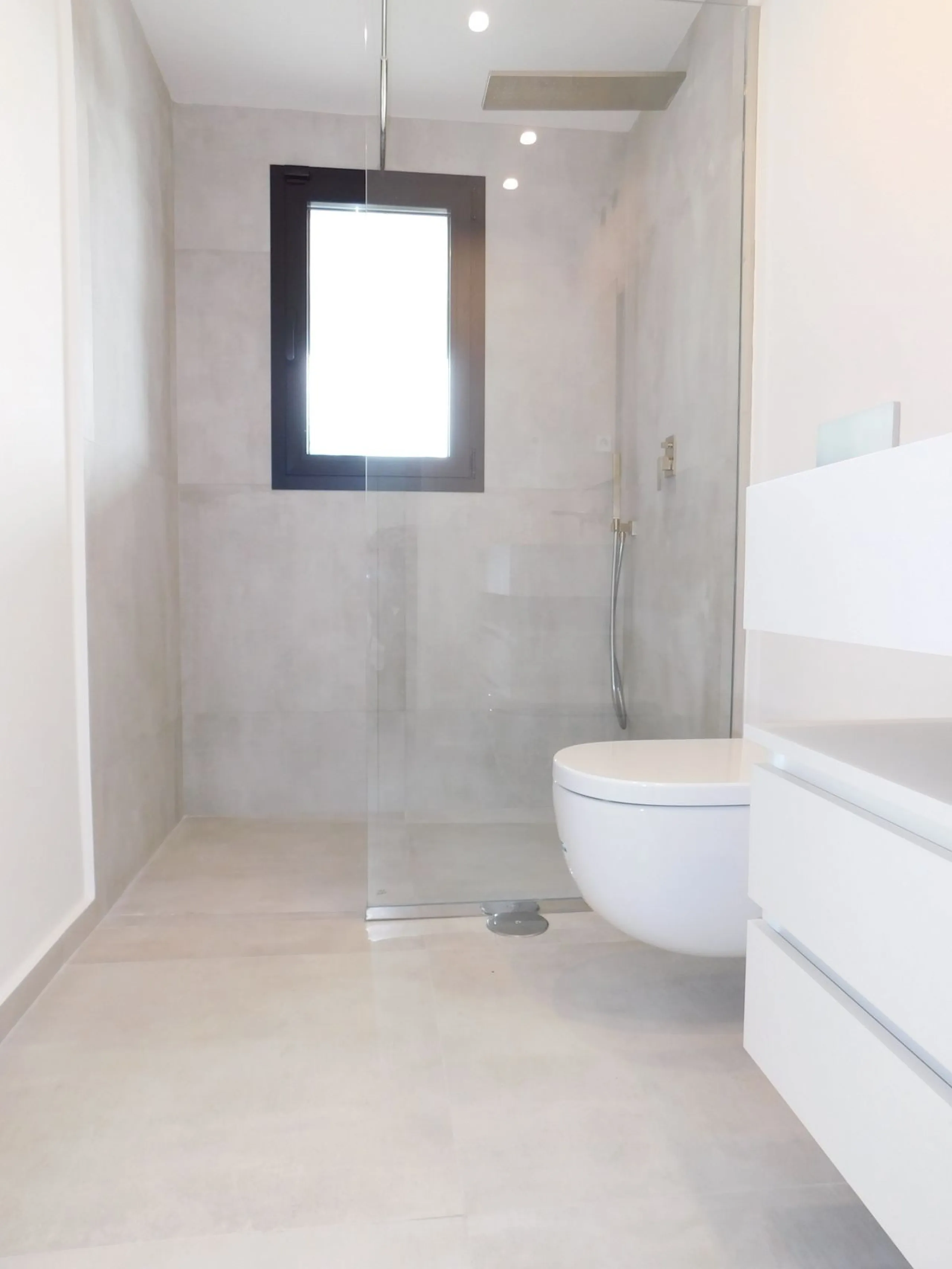 In an exceptional location, just 280 metres from the sea and the new El Chaparral promenade, you will find this impressive modern villa with truly fantastic panoramic sea views – a rarity at such a short distance from the coast.