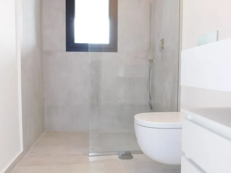 In an exceptional location, just 280 metres from the sea and the new El Chaparral promenade, you will find this impressive modern villa with truly fantastic panoramic sea views – a rarity at such a short distance from the coast.