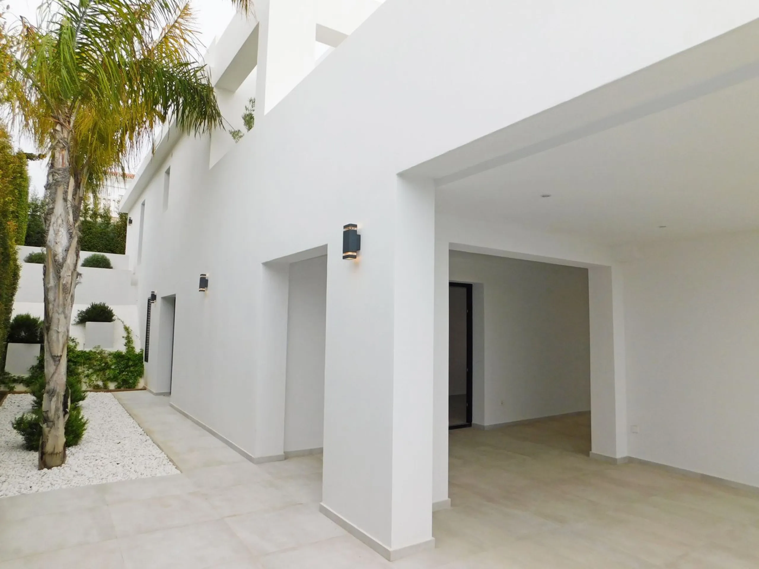 In an exceptional location, just 280 metres from the sea and the new El Chaparral promenade, you will find this impressive modern villa with truly fantastic panoramic sea views – a rarity at such a short distance from the coast.