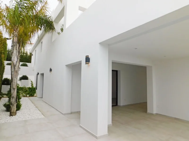 In an exceptional location, just 280 metres from the sea and the new El Chaparral promenade, you will find this impressive modern villa with truly fantastic panoramic sea views – a rarity at such a short distance from the coast.
