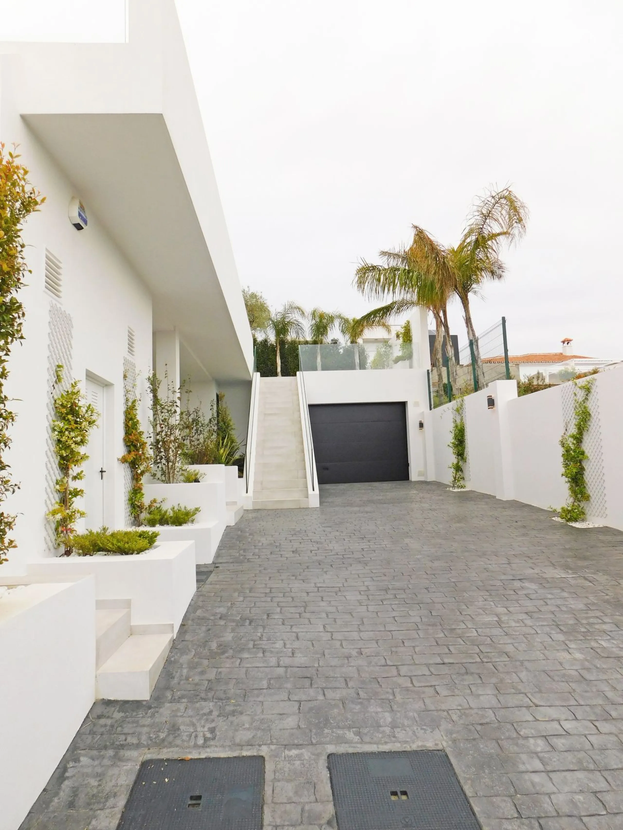 In an exceptional location, just 280 metres from the sea and the new El Chaparral promenade, you will find this impressive modern villa with truly fantastic panoramic sea views – a rarity at such a short distance from the coast.